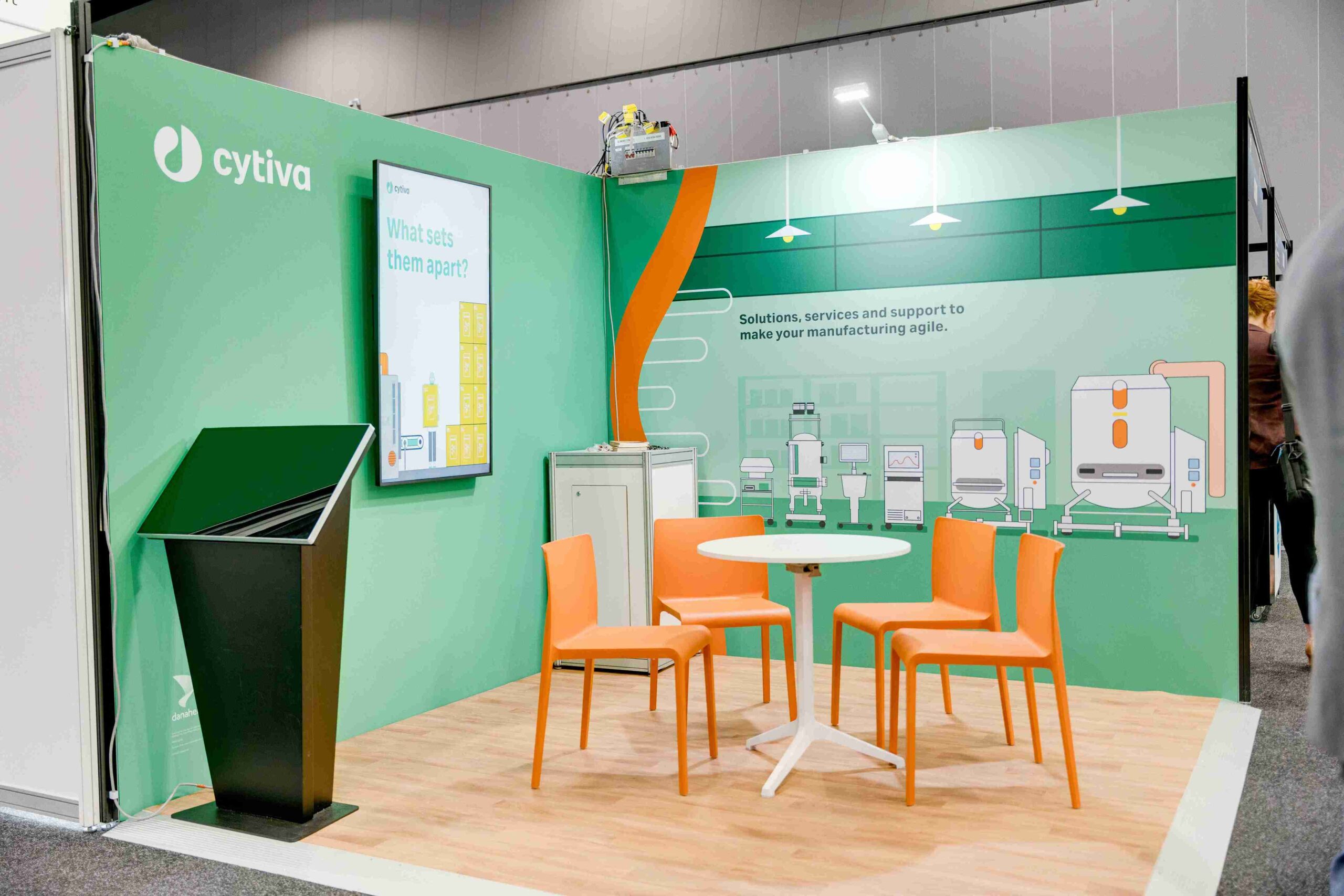 Ypsilon Round Meeting Table White